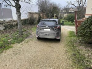 Allée en gravier instable avant réfection à Châlons-en-Champagne