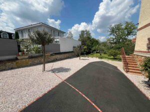 Allée terminée en enrobé à Châlons-en-Champagne