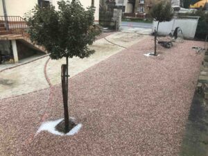 Allée terminée en enrobé et gravier à Châlons-en-Champagne